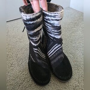 TOMS Nepal black & white fur lined boots